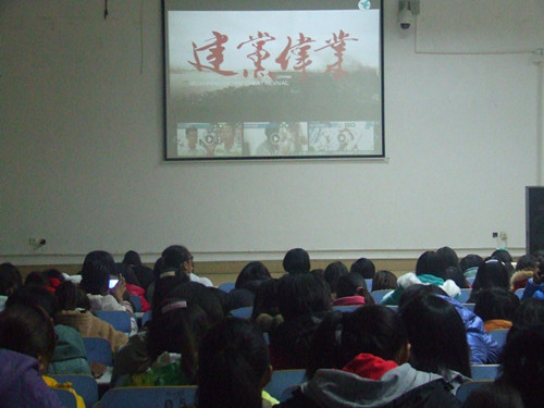 beat365中文官方网站组织2013级新生观看《建党伟业》