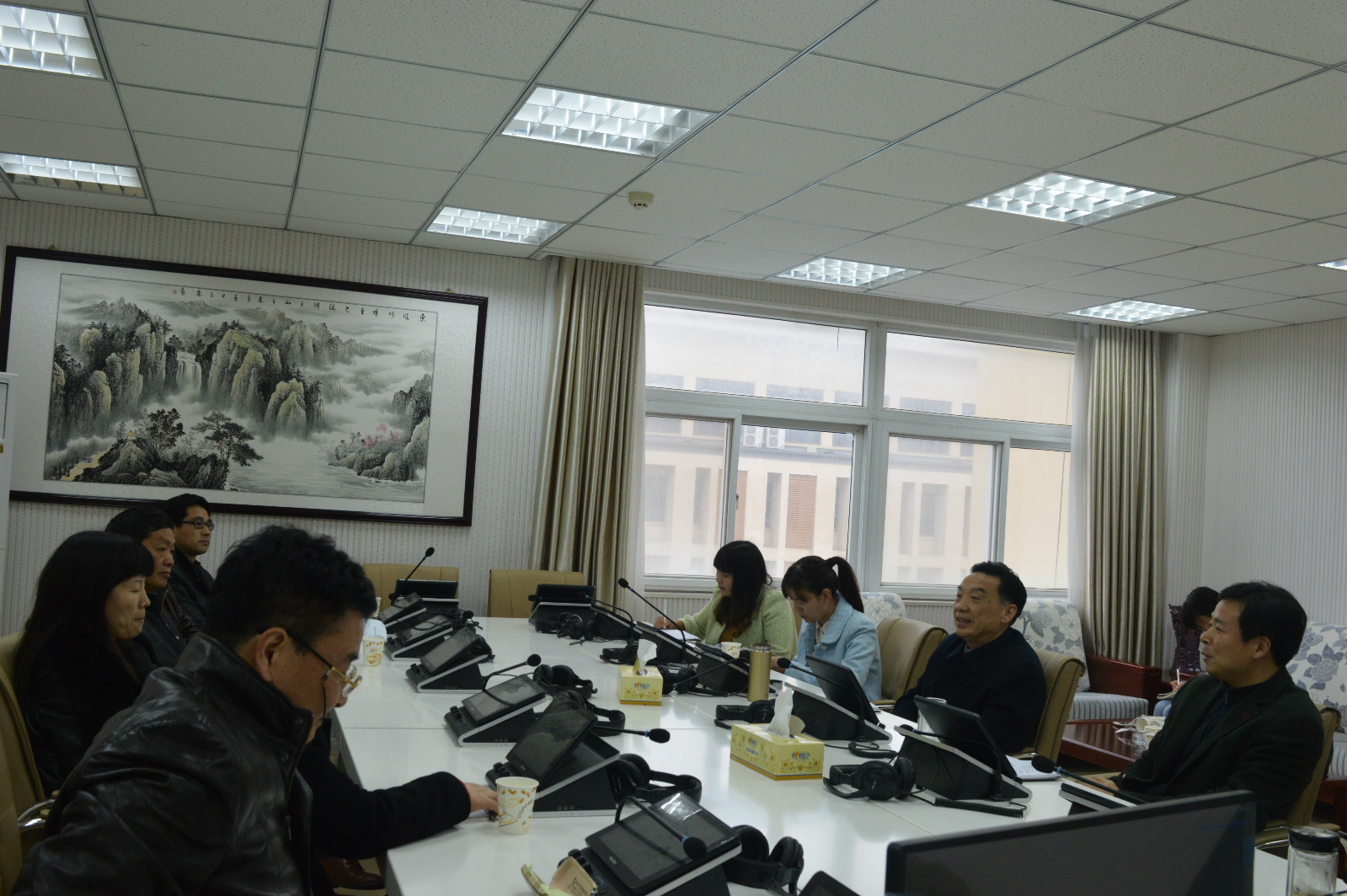 beat365中文官方网站举办退休教师座谈会