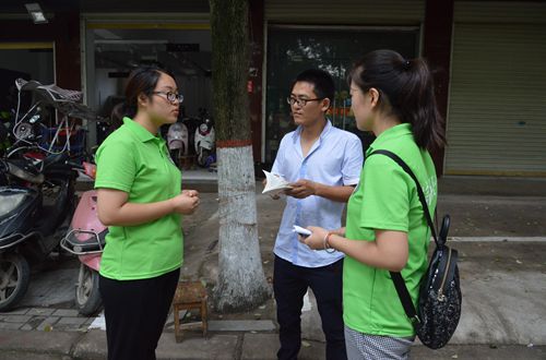 beat365中文官方网站组织开展党风建设进社区志愿宣传活动