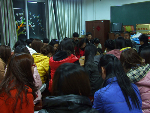 beat365中文官方网站多途径组织学生关注学习“两会”精神