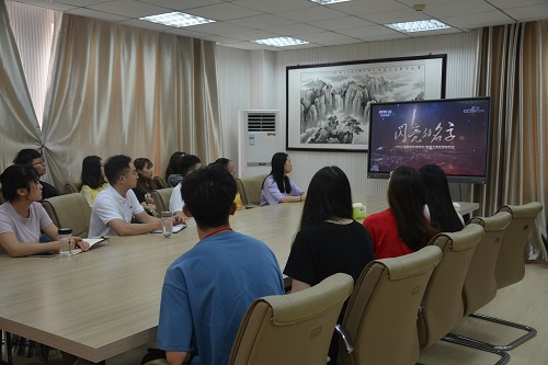 beat365中文官方网站组织师生观看2019年最美高校辅导员、大学生发布仪式