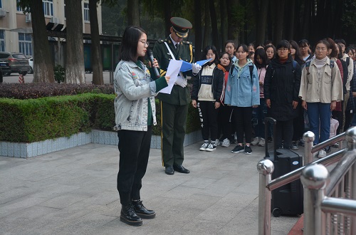 beat365中文官方网站组织学生参加升国旗仪式