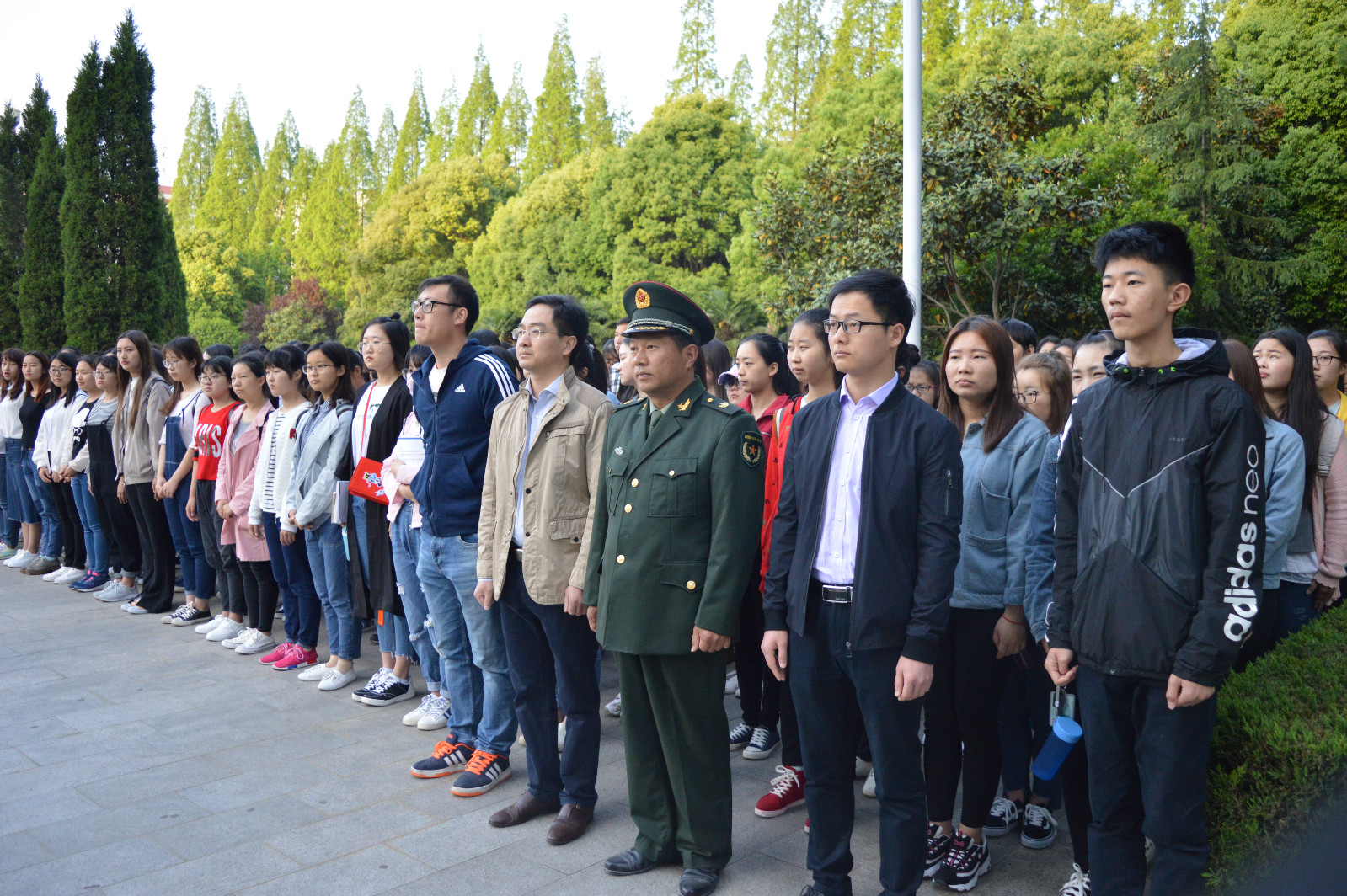 beat365中文官方网站组织学生参加升国旗仪式