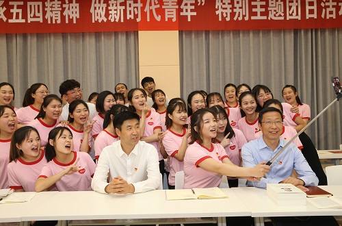 beat365中文官方网站2017级翻译1班团支部举行“传承五四精神 做新时代青年”特别主题团日活动