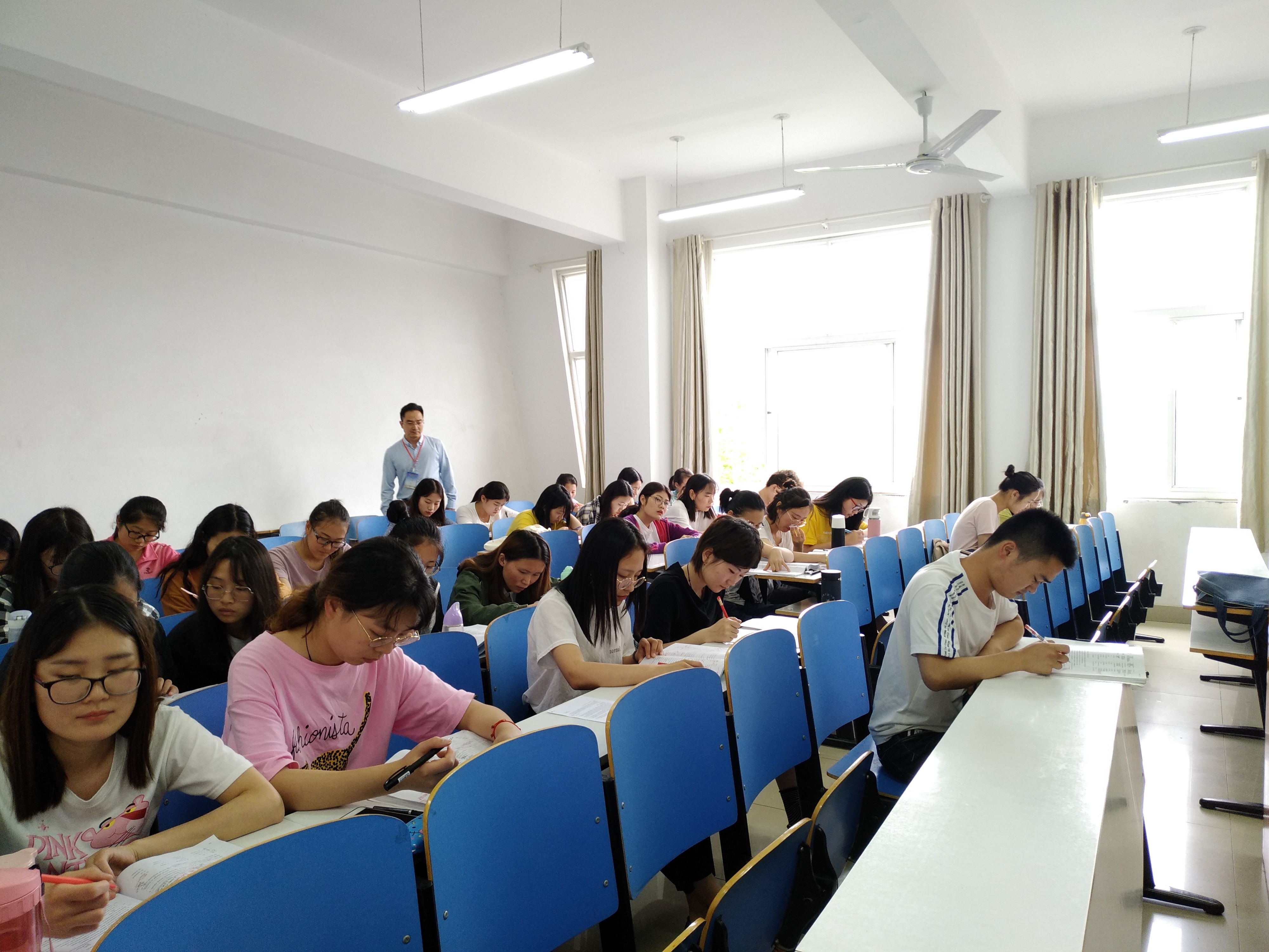 beat365中文官方网站2018-2019学年第二学期第十四周教学检查
