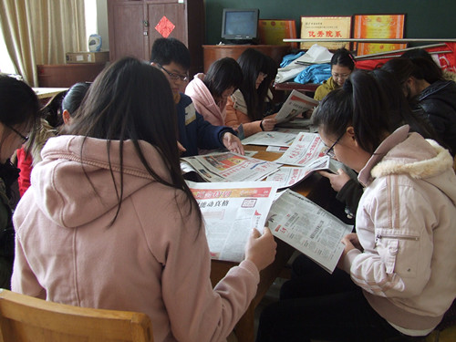 beat365中文官方网站多途径组织学生关注学习“两会”精神
