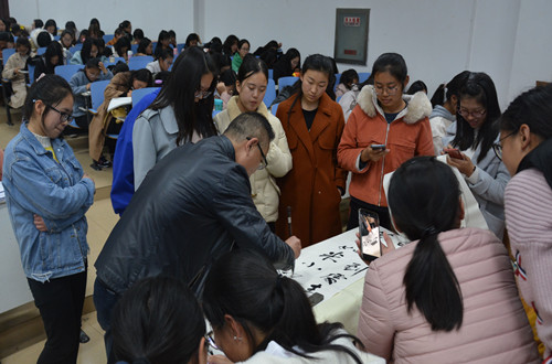 beat365中文官方网站邀请优秀校友为新生作入学教育报告