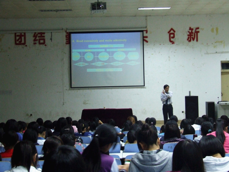 beat365中文官方网站举办新生入学教育第二讲“我的外语梦”