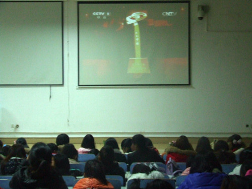 beat365中文官方网站组织学生观看感动中国2014年颁奖典礼视频