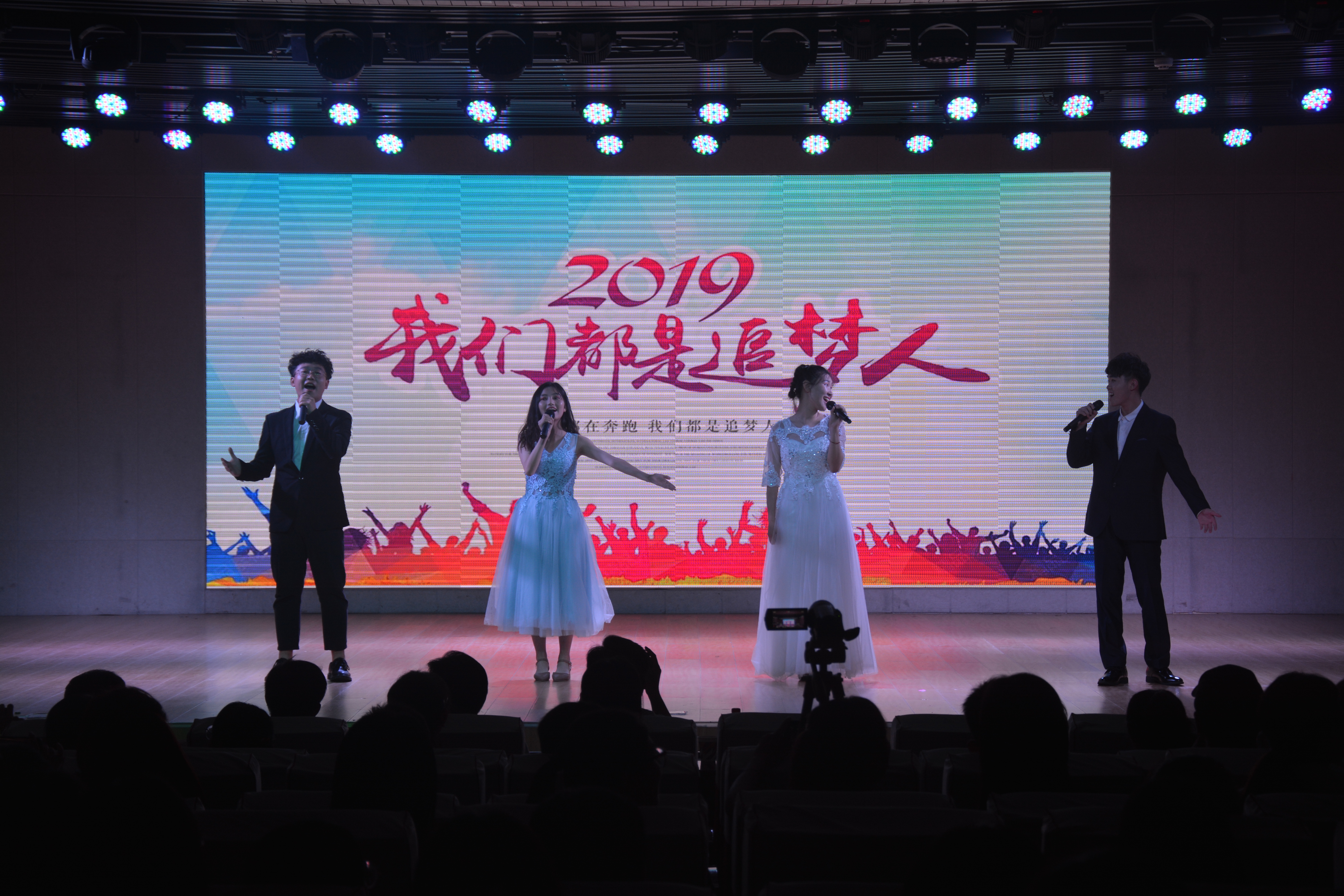 beat365中文官方网站成功举办2019届优秀毕业生颁奖典礼暨欢送毕业生晚会