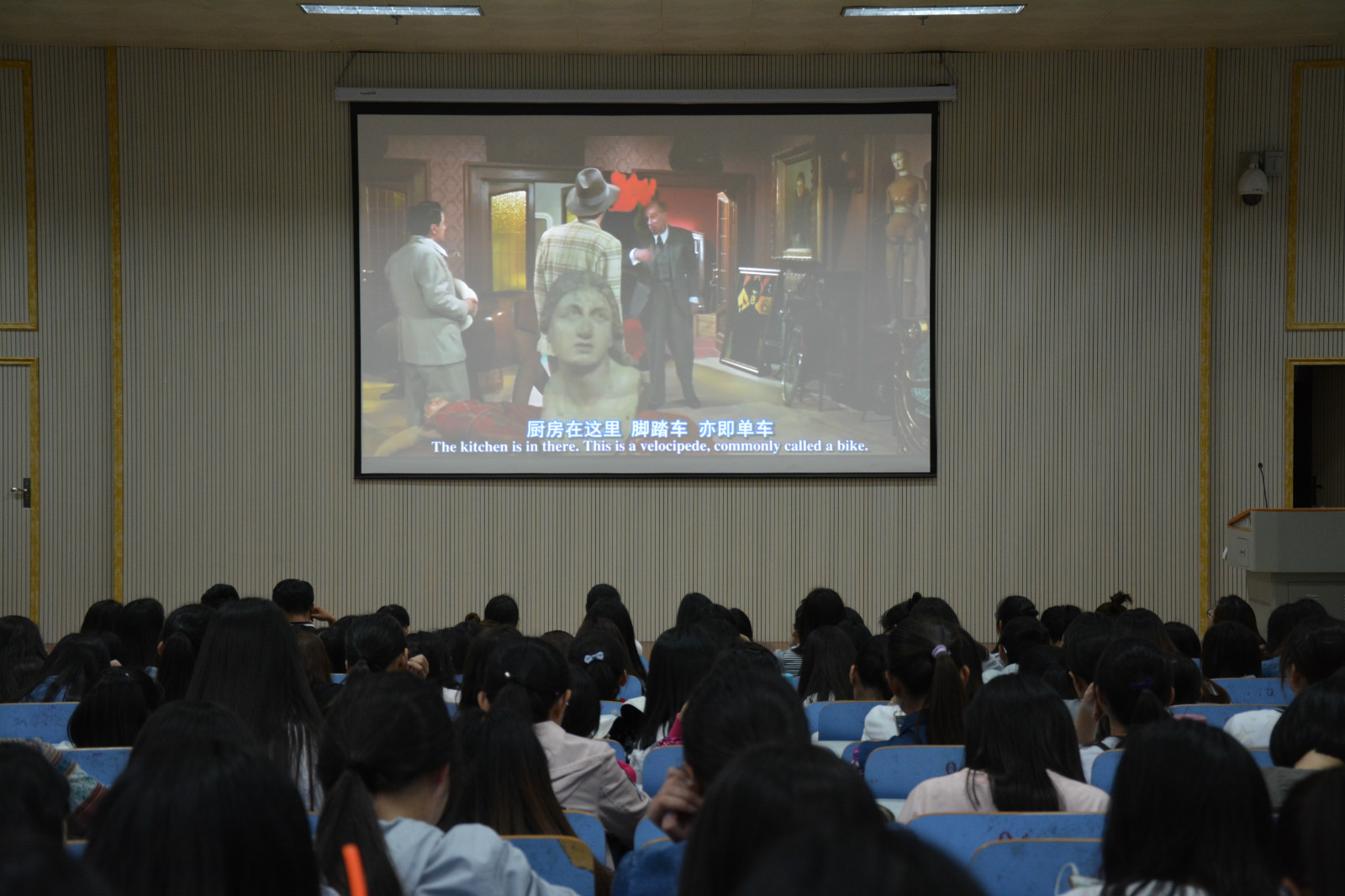 beat365官网组织学生观看心理影片《美丽人生》