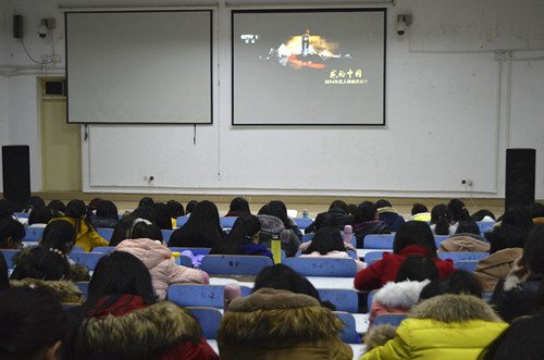 beat365中文官方网站组织学生观看2015年《感动中国》颁奖晚会