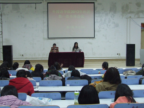 beat365中文官方网站多途径组织学生关注学习“两会”精神